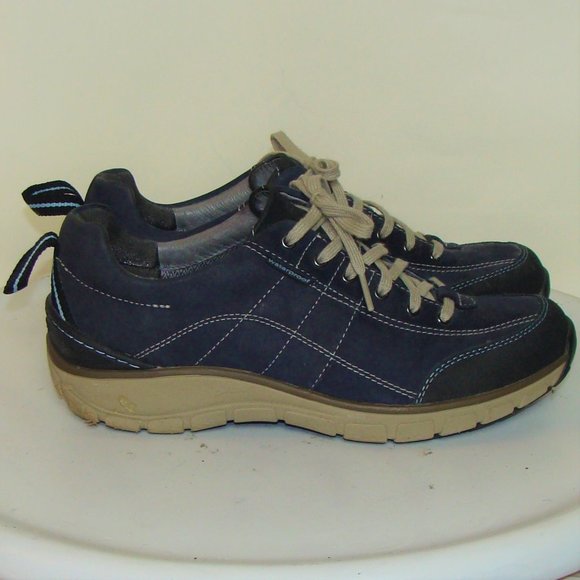 clarks womens waterproof walking shoes